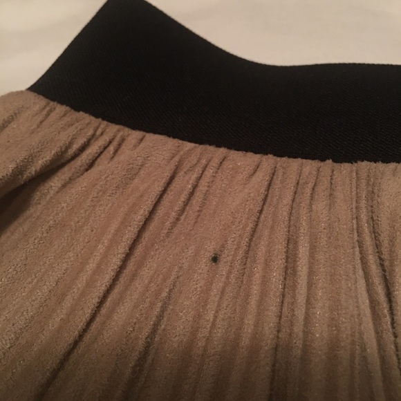 BCBG MAX AZRIA pleated skirt - Picture 2 of 10